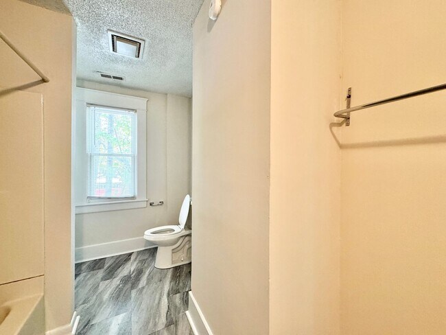 Building Photo - Adorable 2 Bedroom - Upstairs Unit Conveni...