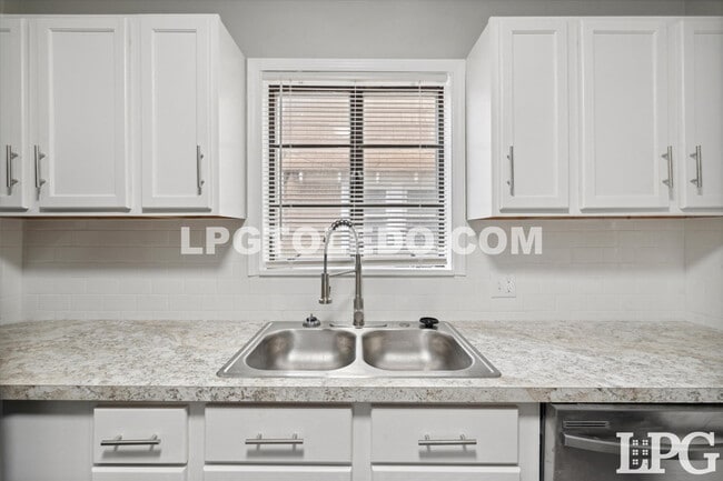 Building Photo - 4117 Thornton Ave