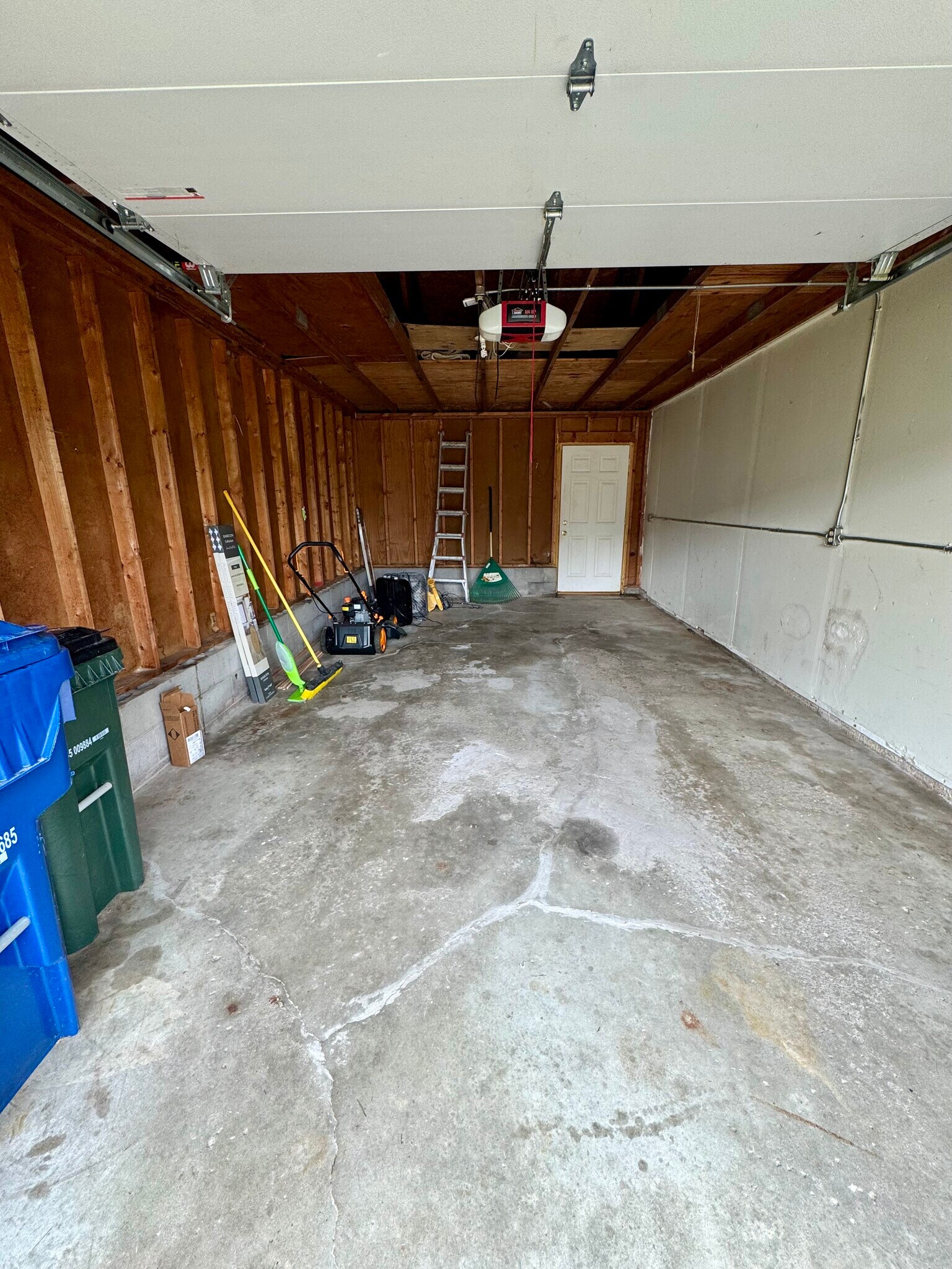 Building Photo - 5556 N Thornwood Ave