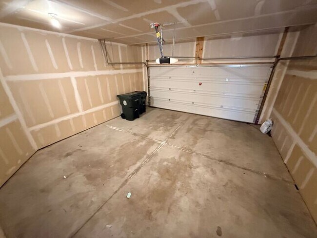 Building Photo - Lake Orion Townhome for Rent – 3 Bed, 2.1 Bath | 1,858 Sq Ft | $3,000/month