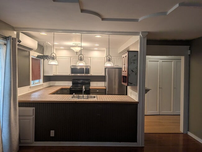 Building Photo - 501 NE Broadway St