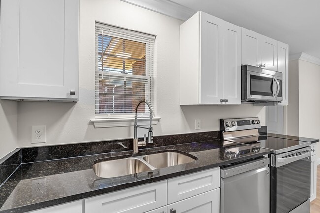 Building Photo - Renovated 1 Bedroom / 1 Bath Apartment – Move-In Ready $1200