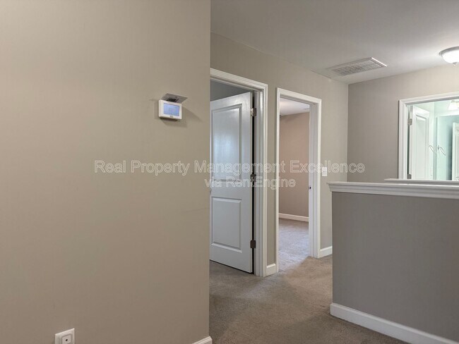 Building Photo - 432 Fallingbrook Dr