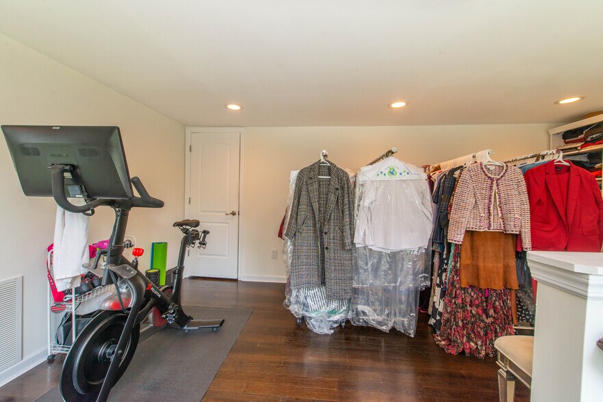 Building Photo - 247 Airmount Ave
