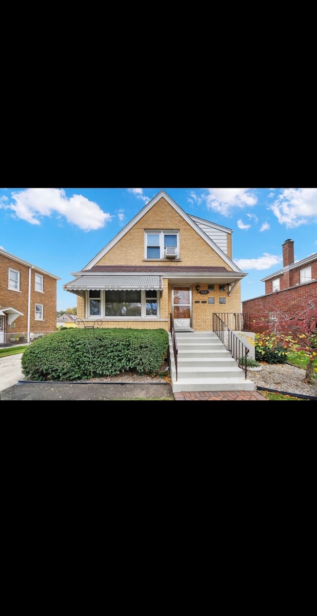 Building Photo - 3921 W 59th Pl