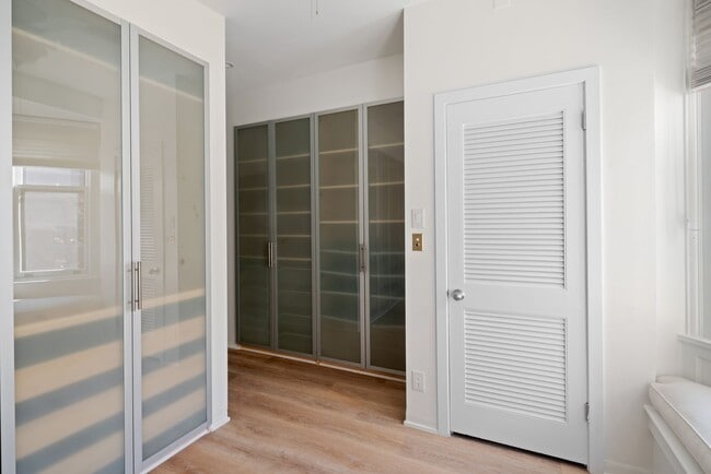 Building Photo - Incredible Rittenhouse Home