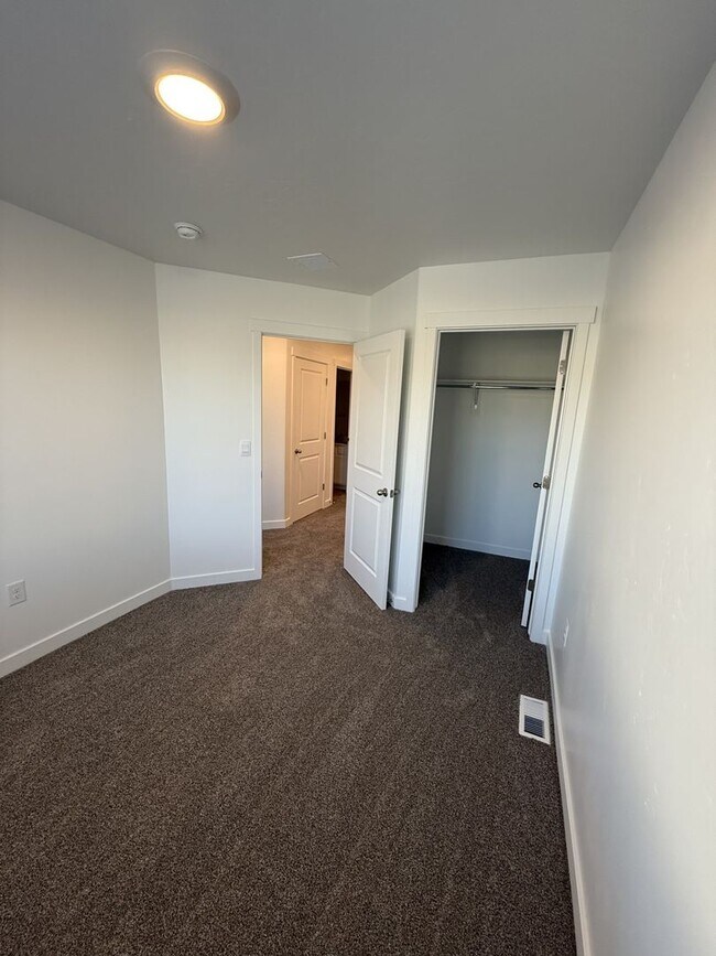 Building Photo - Beautiful Town Home in Salem, UT