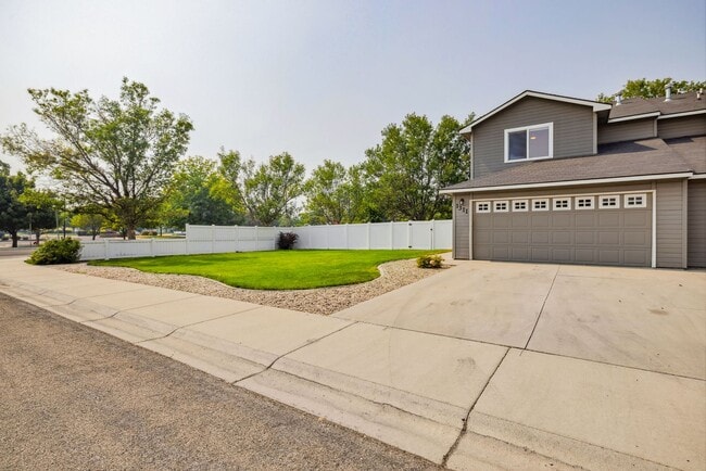 Building Photo - 3 Bedroom Kuna home with Fenced back yard - Pets Welcome!!