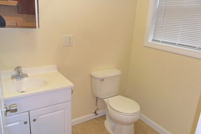 Building Photo - 848 Waverly St