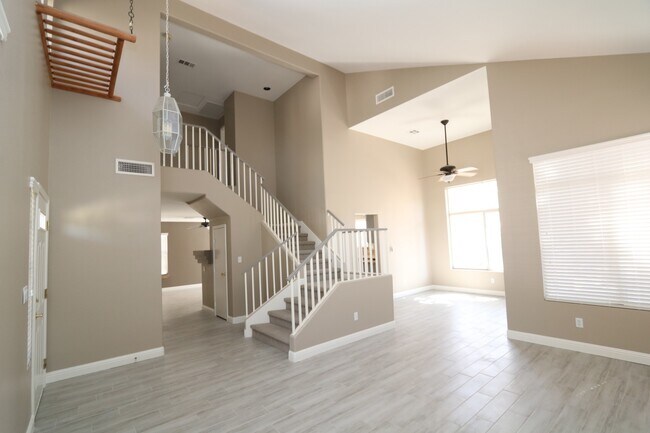 Building Photo - Beautiful 2 Story Home With Pool!!!