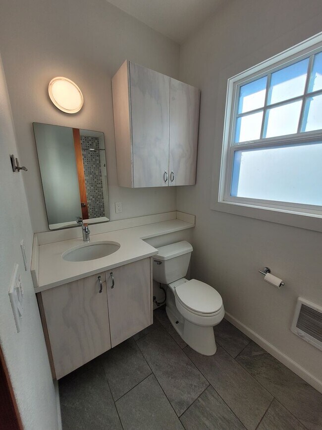 Building Photo - 332 W 5th Ave