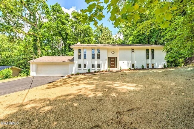 Building Photo - 1140 Park Hill Cir