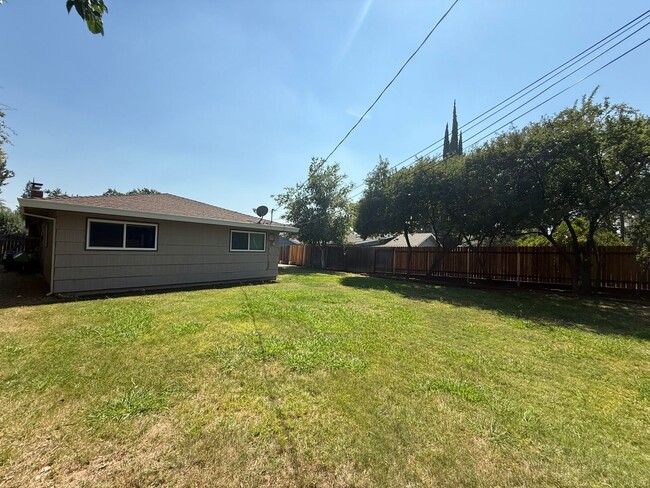 Building Photo - 3 bed 2 bath available in Sacramento!