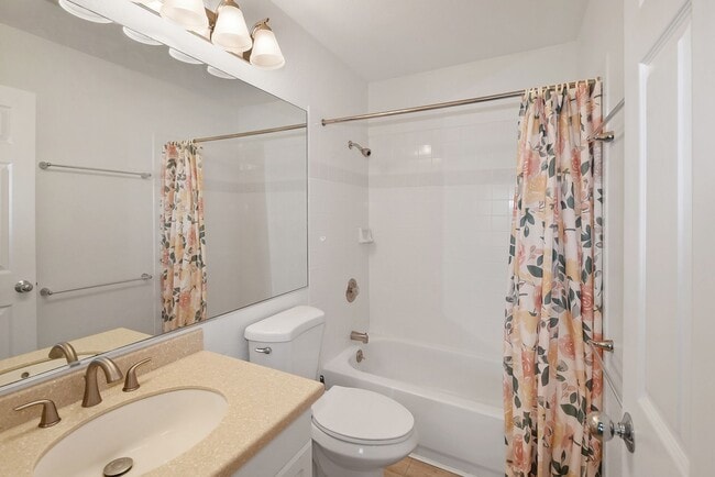 Building Photo - Fully Furnished 2-Bed/2-Bath Condo in Alii Lani