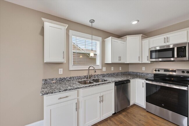 Building Photo - Pet Friendly Three Bedroom!
