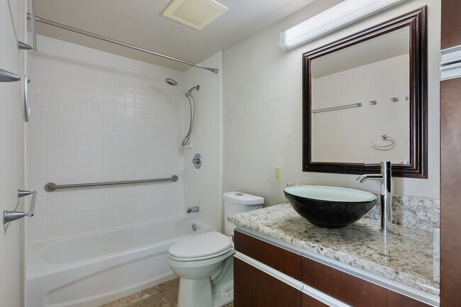 Building Photo - 2 Bed / 1.5 Bath Condo with 2 Parking Salt...