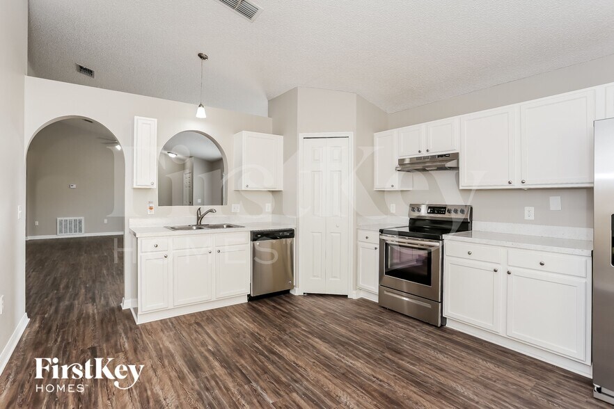 Building Photo - 6671 Gentle Oaks Dr N