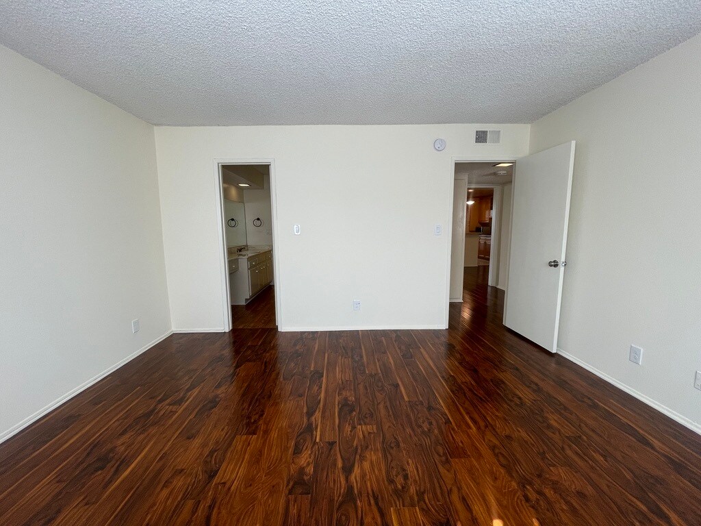 Building Photo - 5330 Zelzah Ave