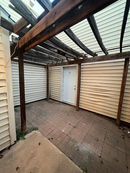 Building Photo - 8639 Knoxville Dr