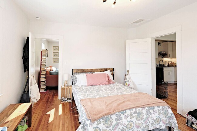 Building Photo - Charming & Updated Pet-Friendly Belmont Rental