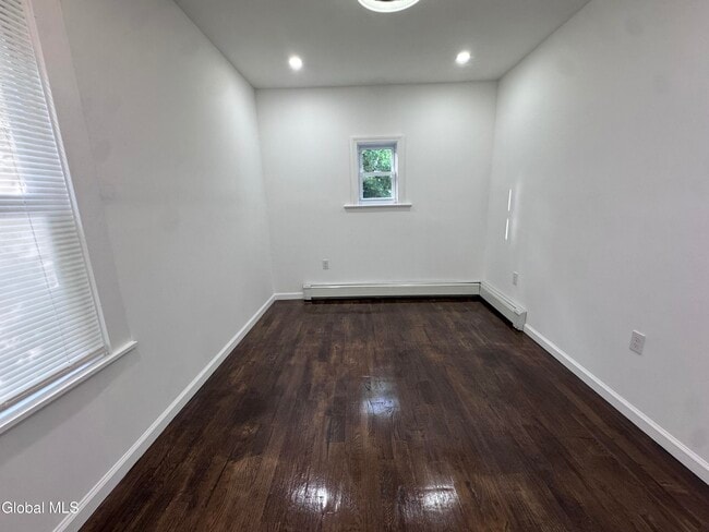 Building Photo - 885 Yorkston St