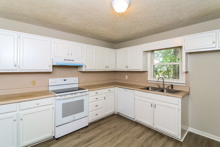 Building Photo - 4910 Old Briar Trail