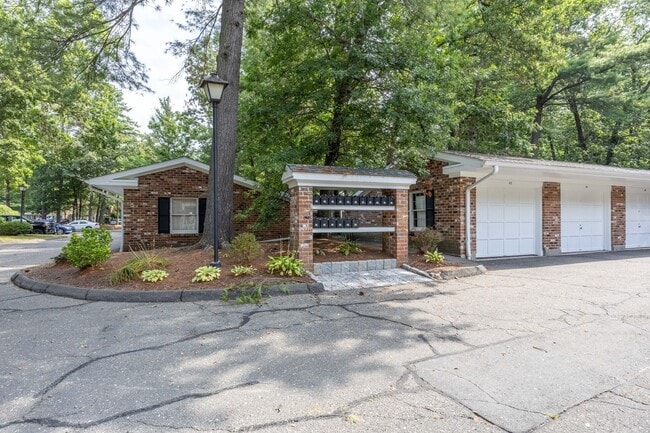 Building Photo - Spacious 2 Bedroom Townhouse in Tunxis Vil...