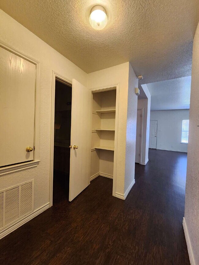 Building Photo - 3204 Toledo Dr