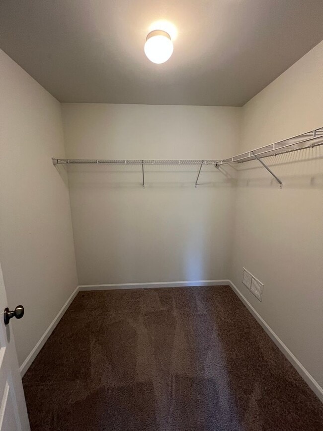 Building Photo - THREE BEDROOM TOWNHOME- PARKLAND SCHOOLS