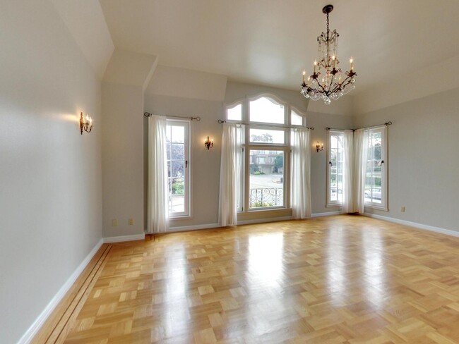 Building Photo - Spacious Four Bedroom Home in Lone Mountain