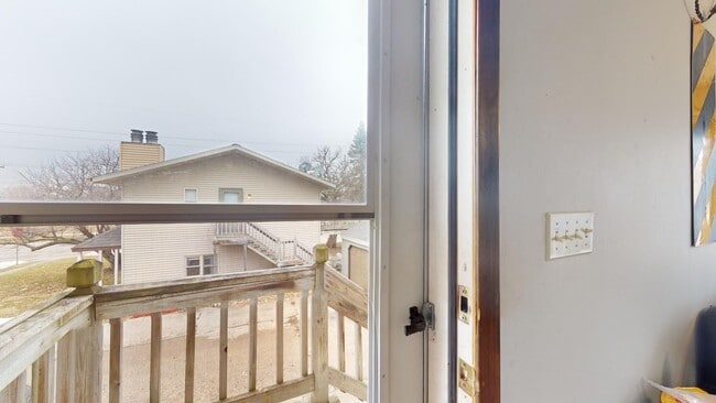 Building Photo - 3 bed duplex on Ontario