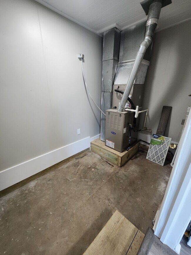 Building Photo - Spacious 3-Bedroom, 1-Bathroom Home AVAILA...