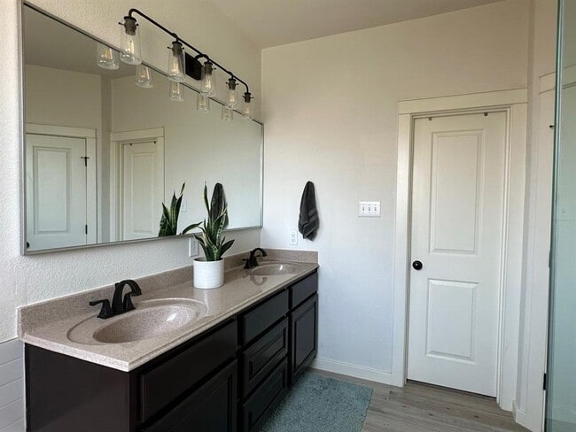 Building Photo - 205 Sycamore St