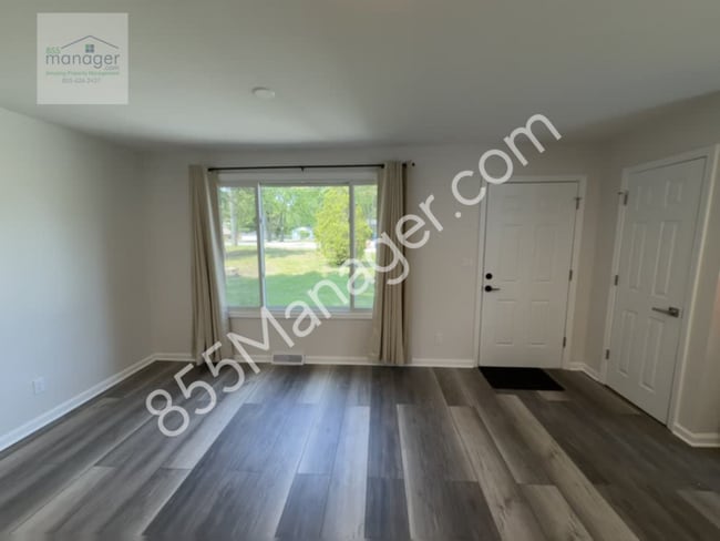 Building Photo - Fully Renovated 3-Bedroom Home with Sunroo...