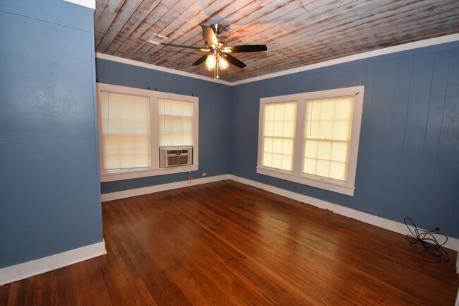 Building Photo - 1 Bedroom Duplex with Lots of Updates!