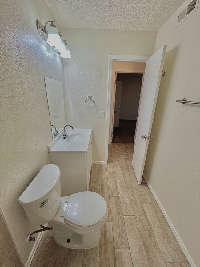 Building Photo - 1008 Acacia Cir