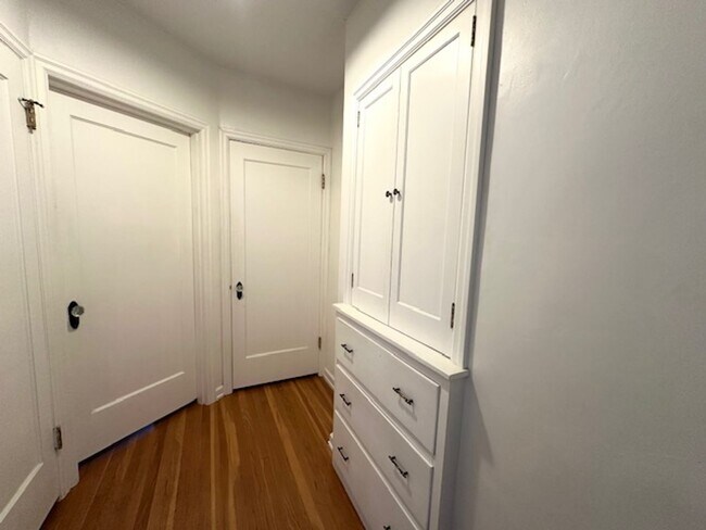 Building Photo - Private room for rent in Laurlhurst