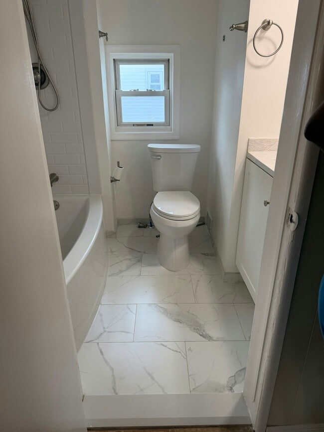 Building Photo - 1116 William St