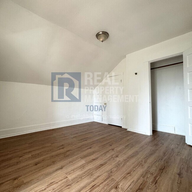 Building Photo - Calvin - 1651 (Cascade Group)