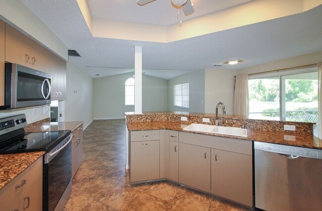Building Photo - Gulf View Estate Annual Home for Rent