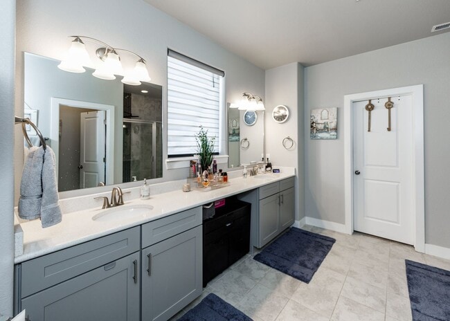 Building Photo - Luxury Ranch-Style Home for Rent | Wolf Ranch | D20 Schools | Pikes Peak Views