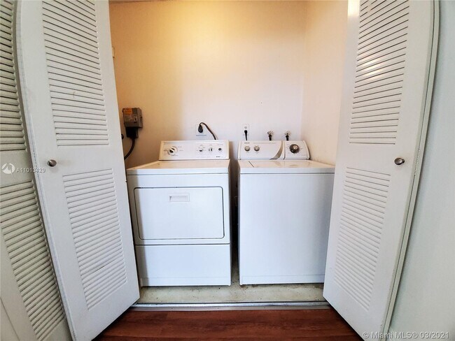 Building Photo - 9363 Fontainebleau Blvd