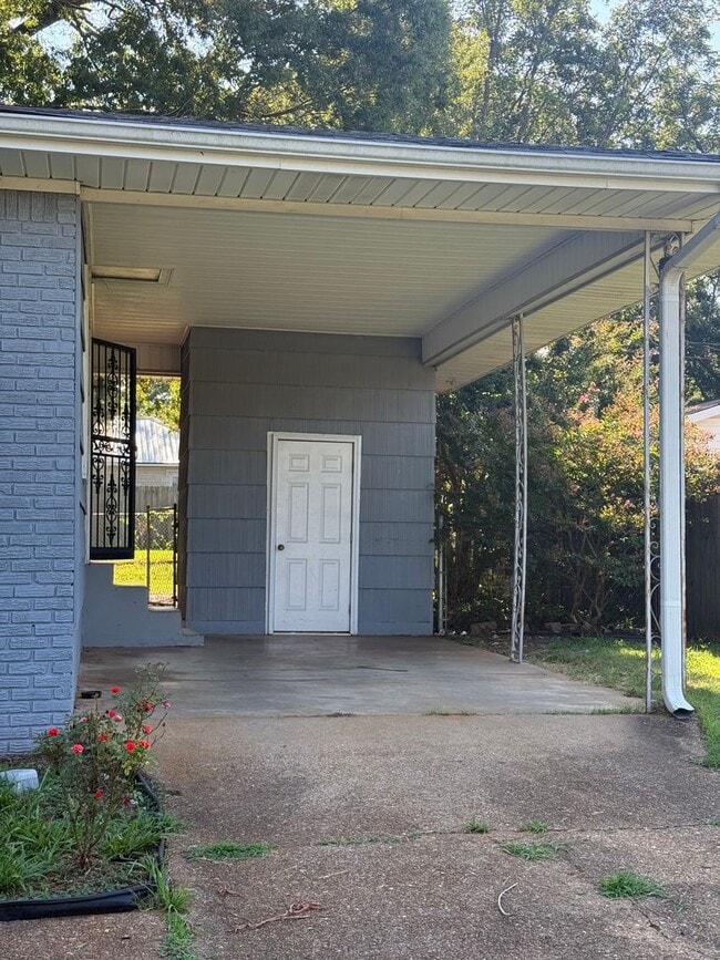 Building Photo - Now Available! Charming 3 Bedroom, 1 Bathroom Home in Muscle Shoals, AL