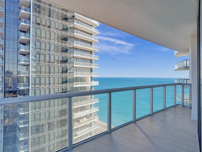 Building Photo - 17001 Collins Ave