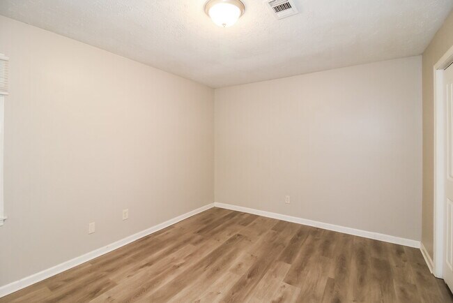 Building Photo - 30 Hidden Pines Dr