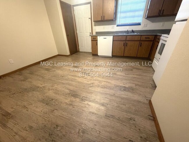 Building Photo - Peaceful Townhome with Private Patio by La...