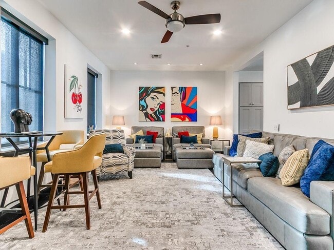 Building Photo - 115 NE 3rd St