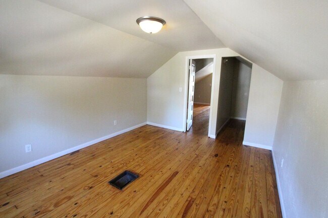 Building Photo - 3 bedroom 1 bath West Allis home with granite counters and 2 car garage