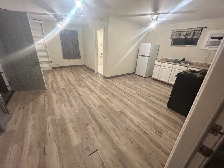 Building Photo - 2652 Merwyn Rd