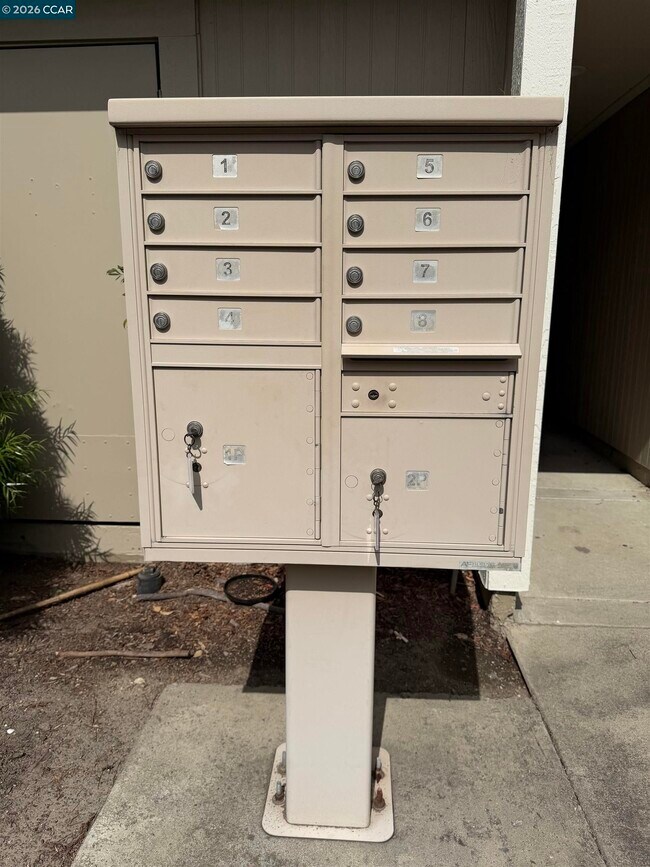 Building Photo - 704 Hermes